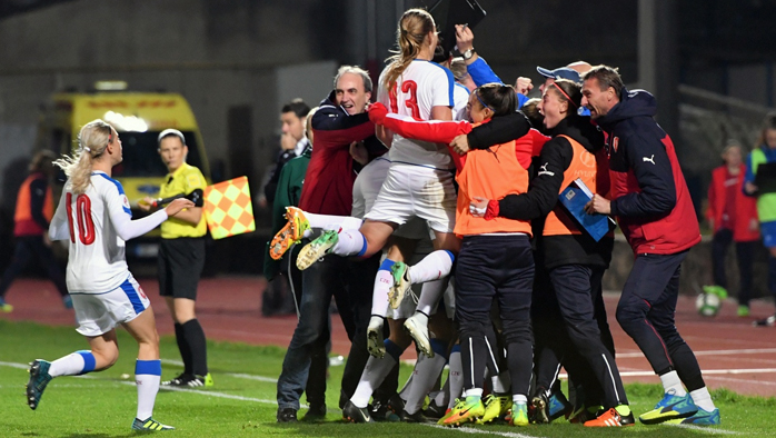 eky pipravily fanoukm na znojemskm stadionu krsn zitek. S Islandem vybojovaly remzu