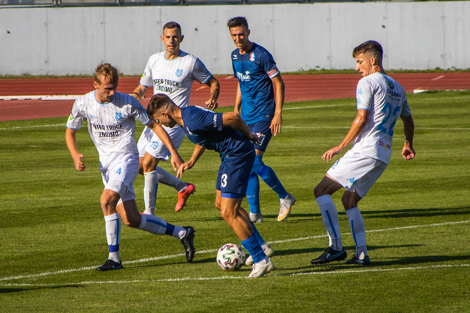 Sedm branek, erven karta, tvrt prohra, nejlep stelec MSFL Tom Okletk dal branka!